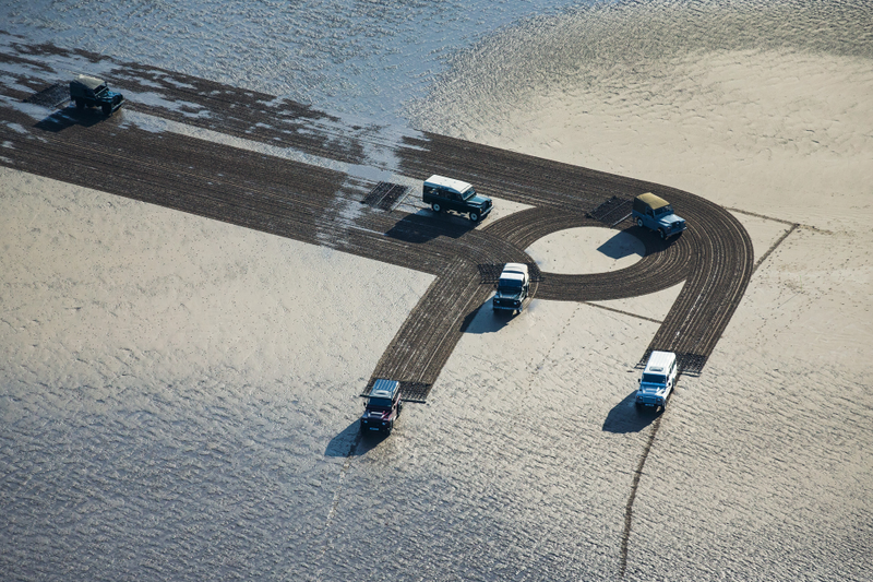 Illustration for article titled A Gigantic Sand Drawing Is How Land Rover Said Farewell To The Defender
